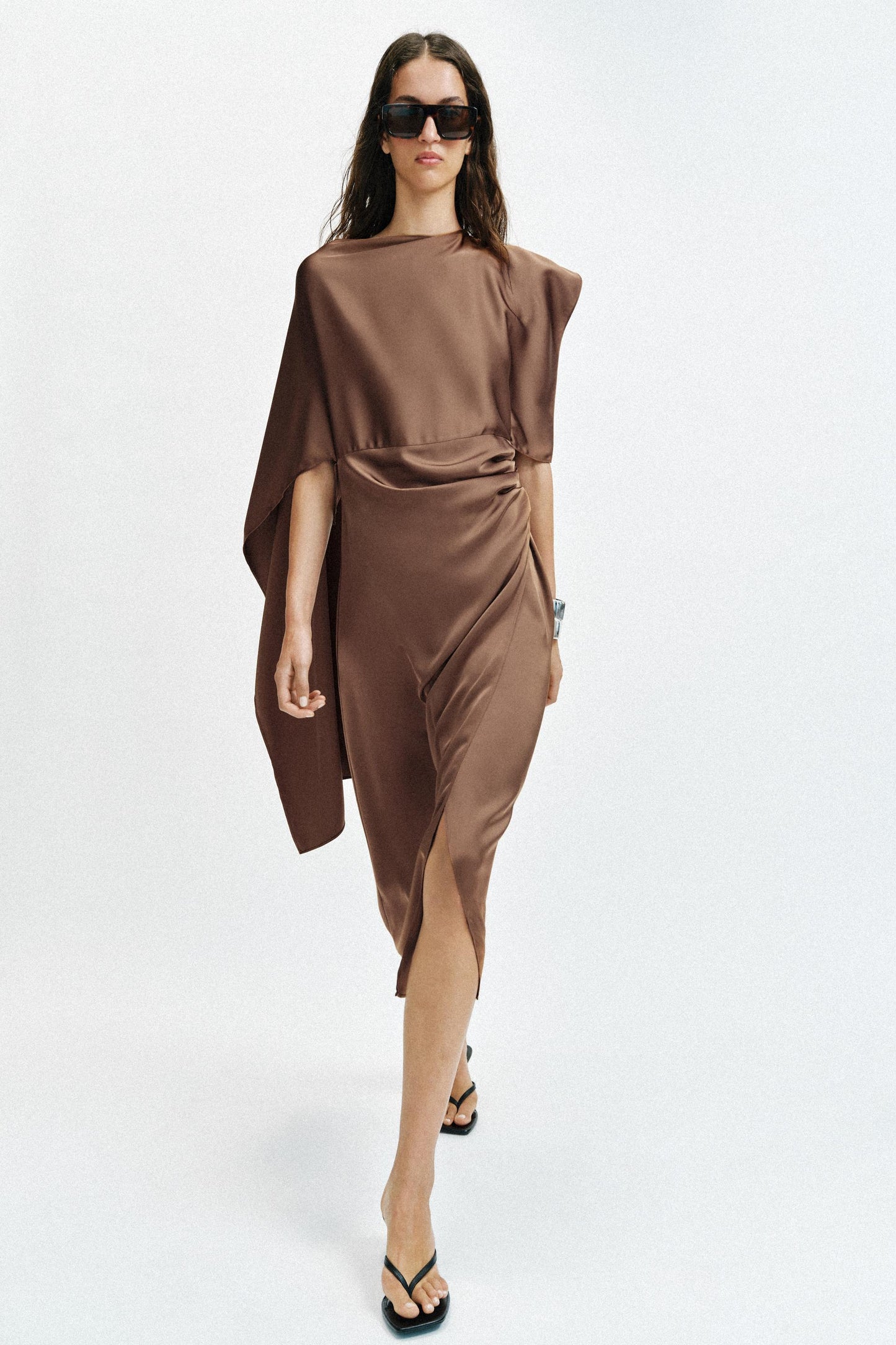 Robe Mi-longue Satinée à Cape